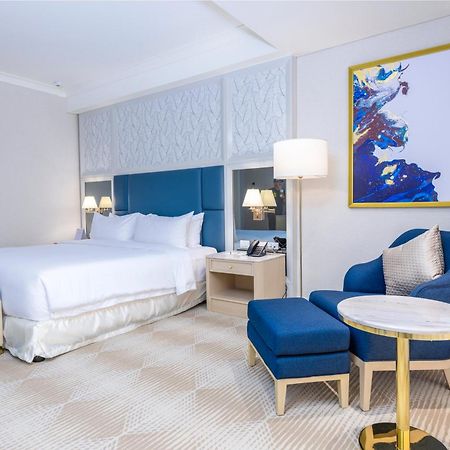 Royce Hotel & Casino Clark Field Bagian luar foto