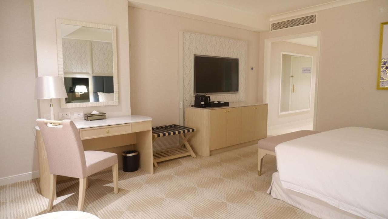 Royce Hotel & Casino Clark Field Bagian luar foto