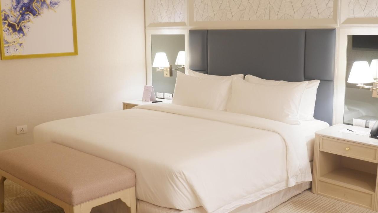 Royce Hotel & Casino Clark Field Bagian luar foto