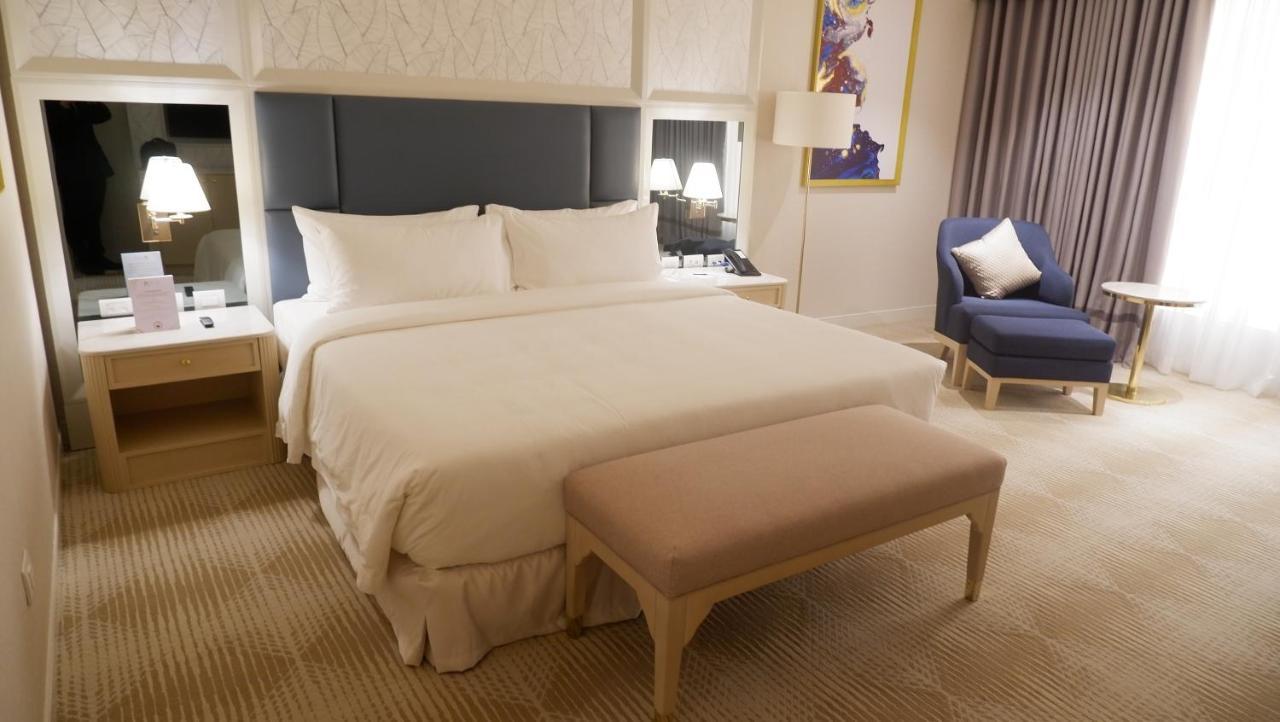 Royce Hotel & Casino Clark Field Bagian luar foto