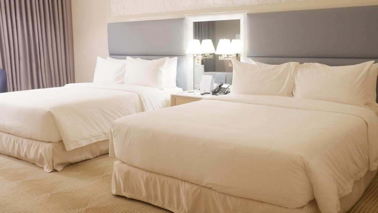 Royce Hotel & Casino Clark Field Bagian luar foto
