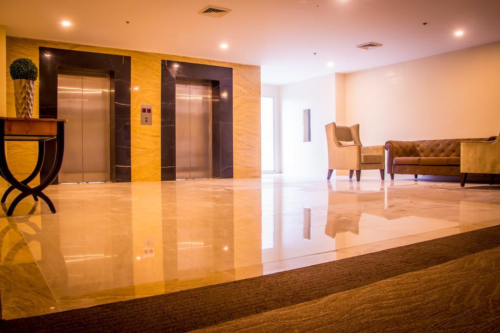 Royce Hotel & Casino Clark Field Bagian luar foto