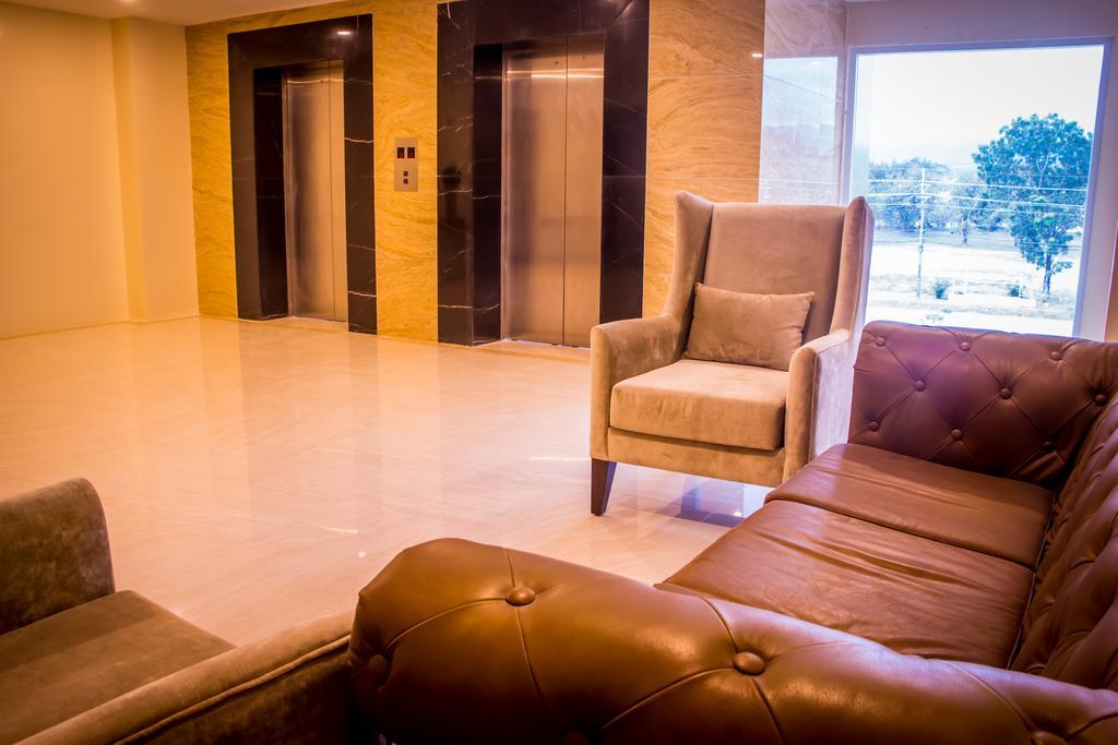 Royce Hotel & Casino Clark Field Bagian luar foto