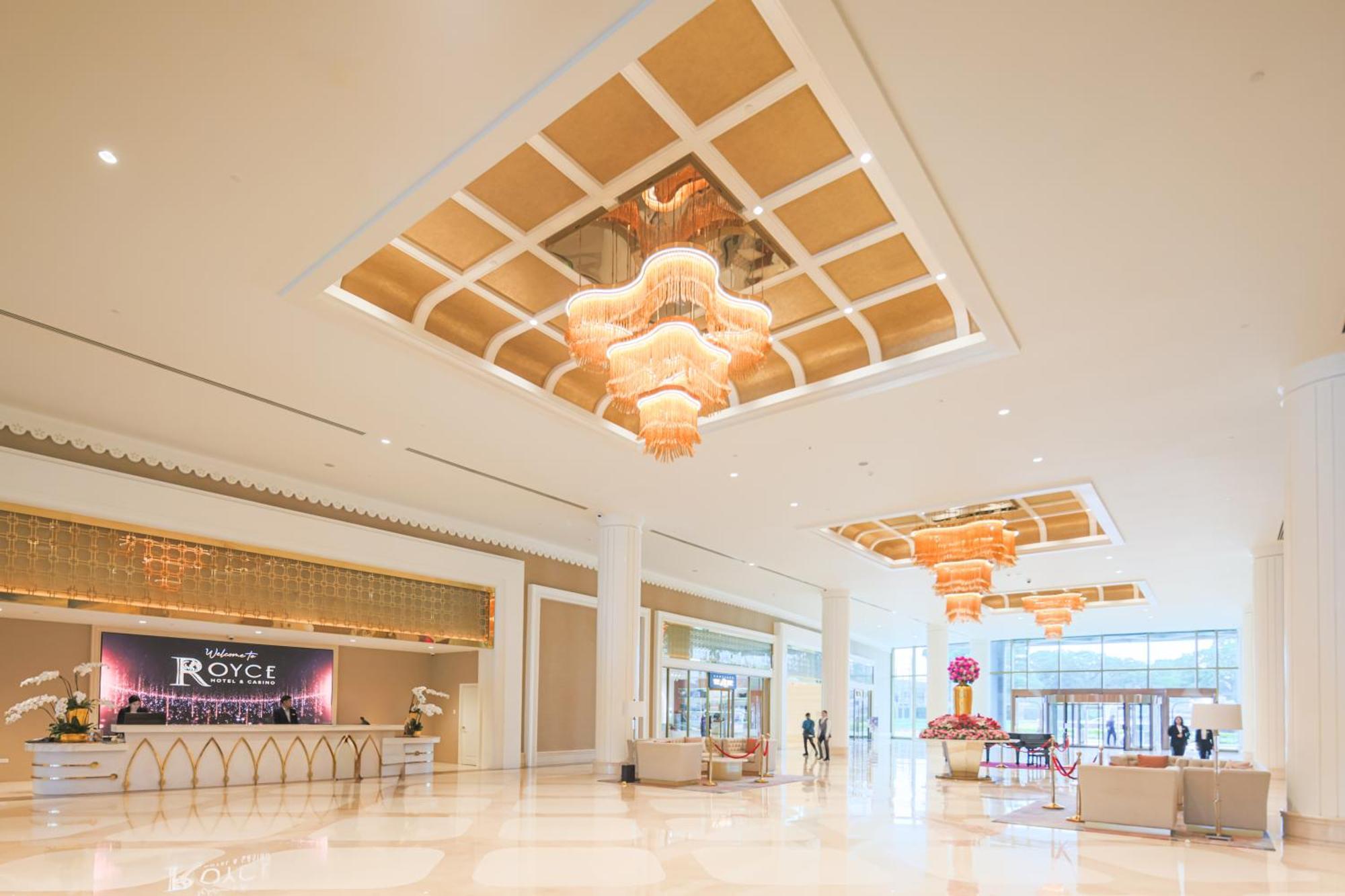 Royce Hotel & Casino Clark Field Bagian luar foto