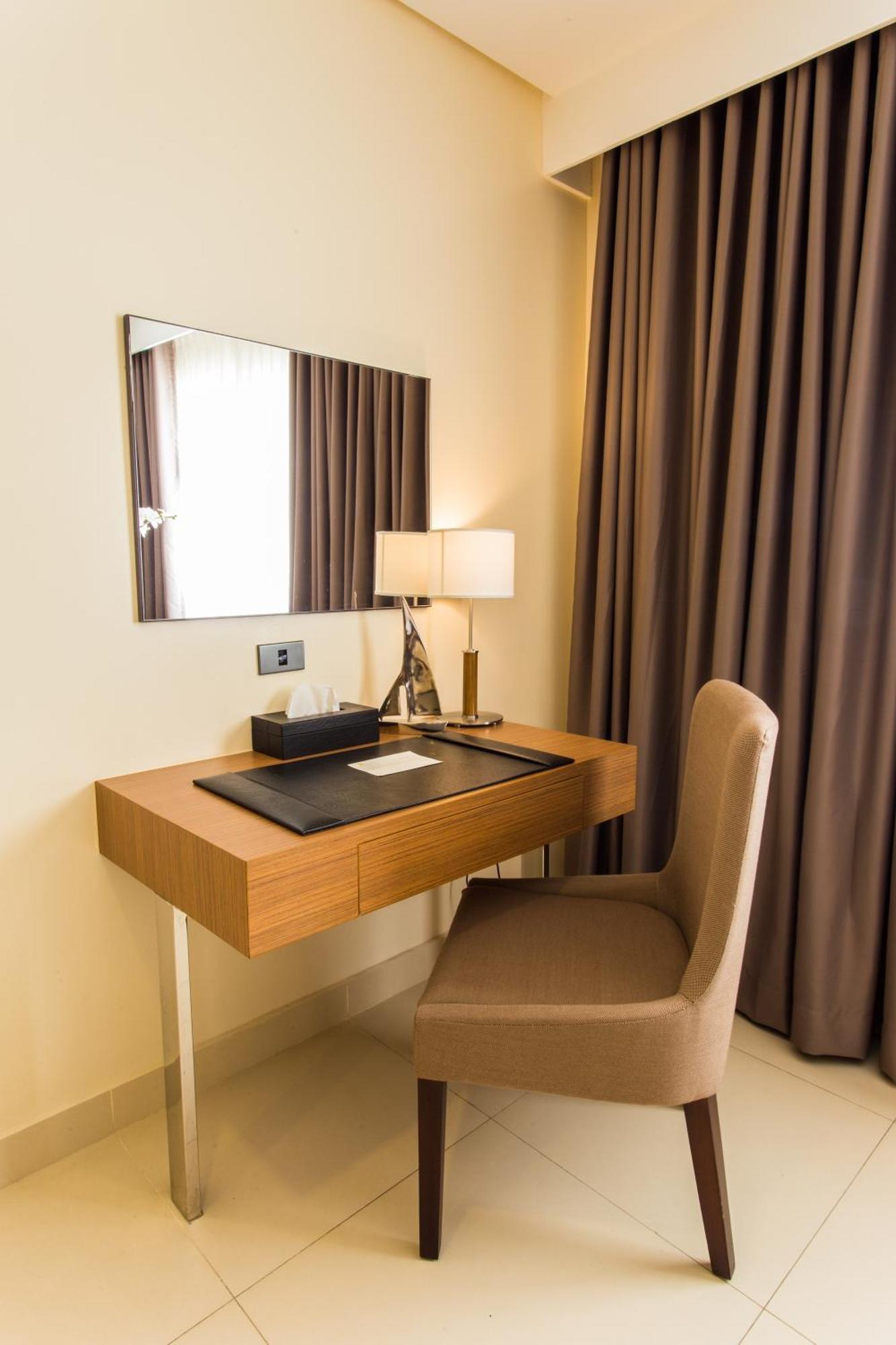 Royce Hotel & Casino Clark Field Bagian luar foto