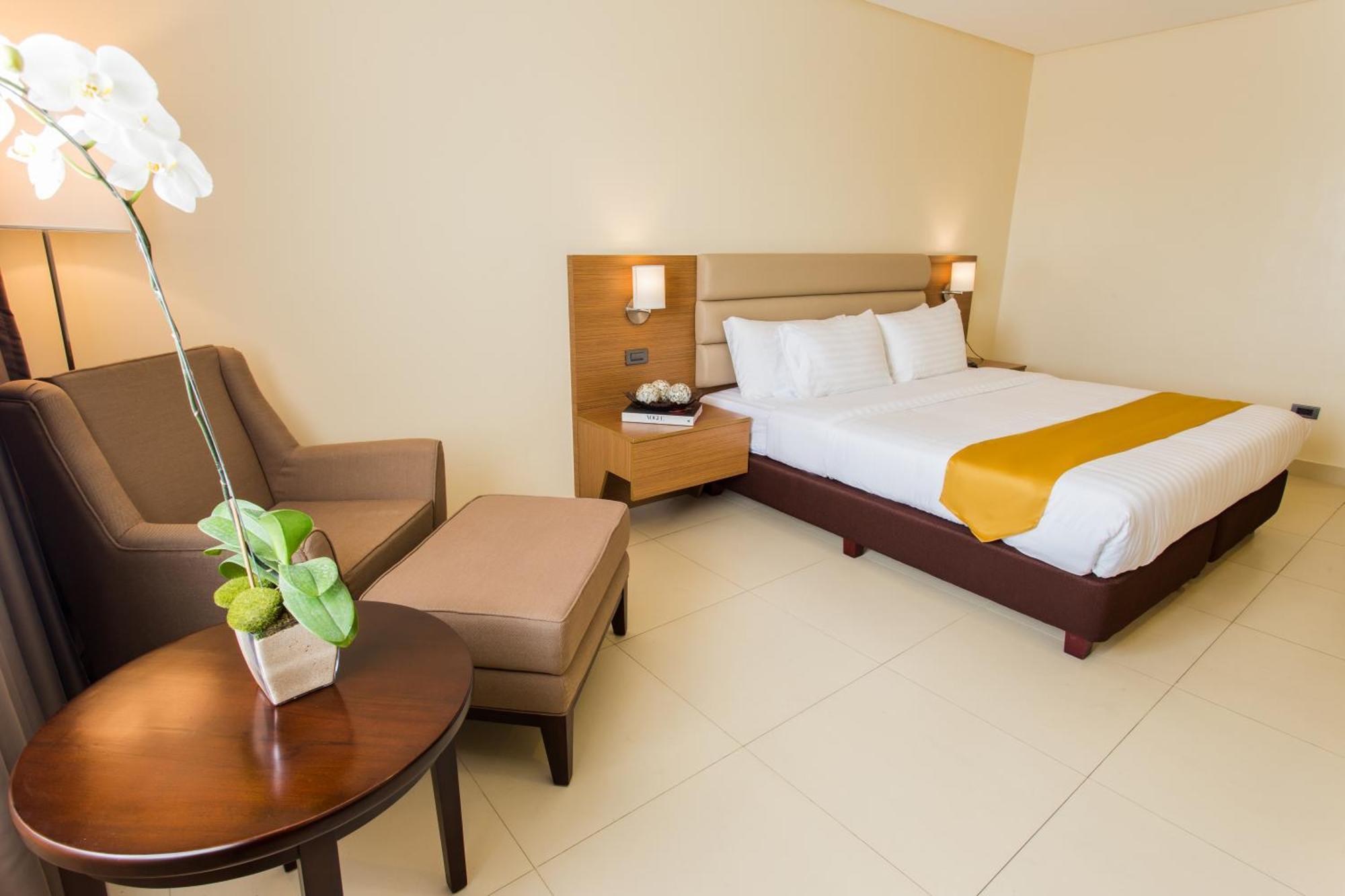 Royce Hotel & Casino Clark Field Bagian luar foto
