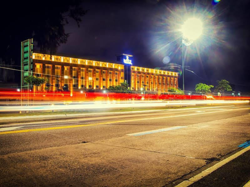 Royce Hotel & Casino Clark Field Bagian luar foto