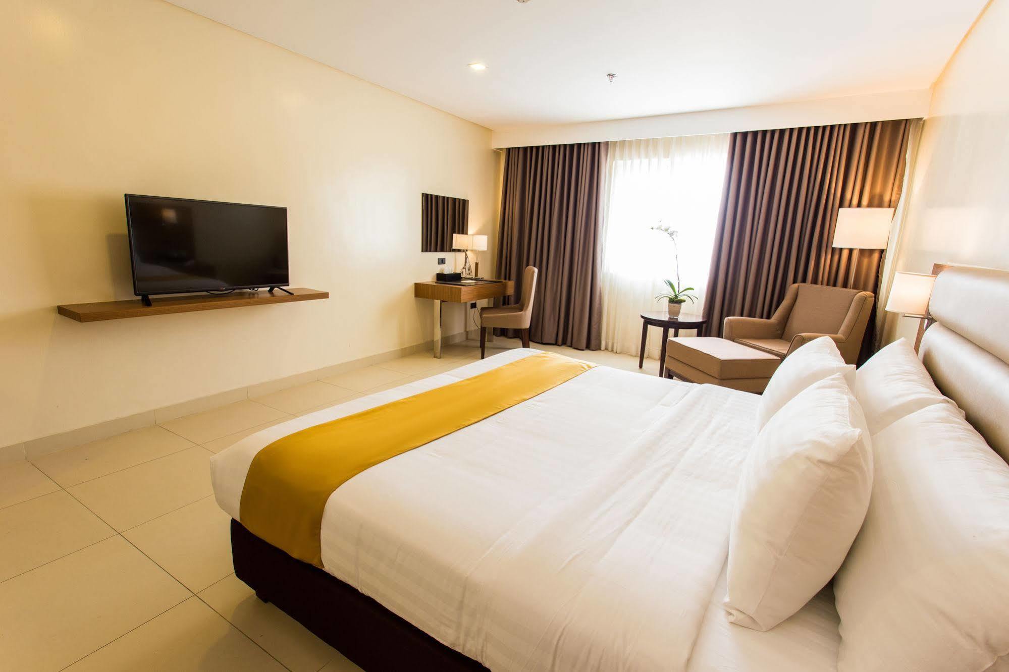 Royce Hotel & Casino Clark Field Bagian luar foto