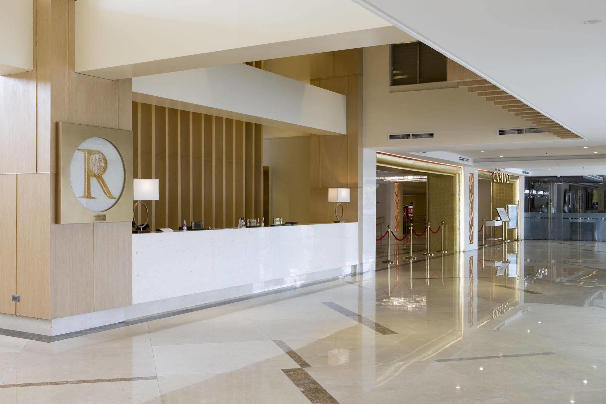 Royce Hotel & Casino Clark Field Bagian luar foto