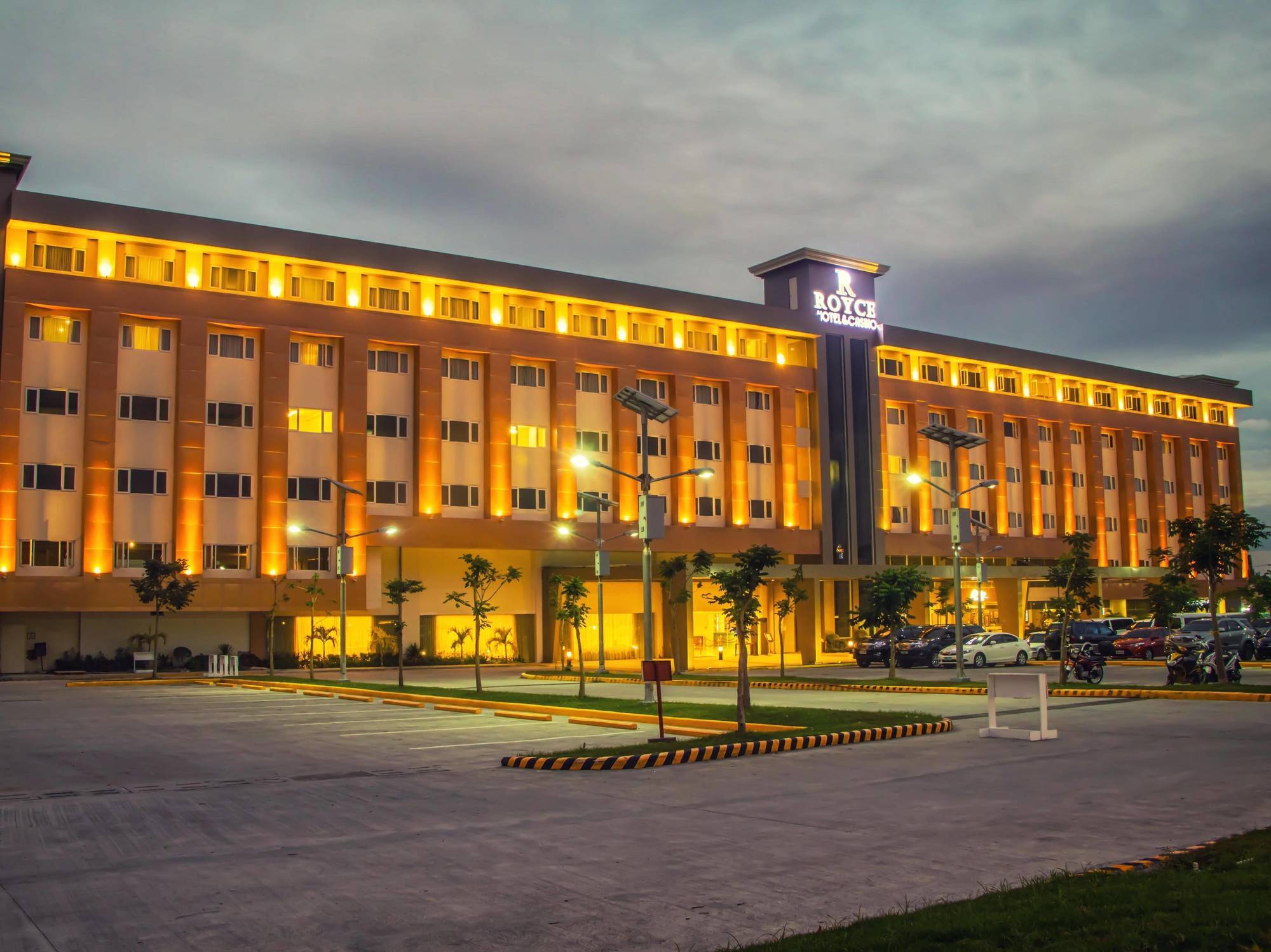 Royce Hotel & Casino Clark Field Bagian luar foto