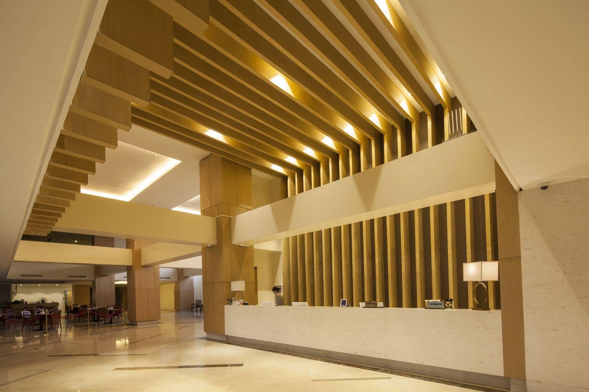 Royce Hotel & Casino Clark Field Bagian luar foto