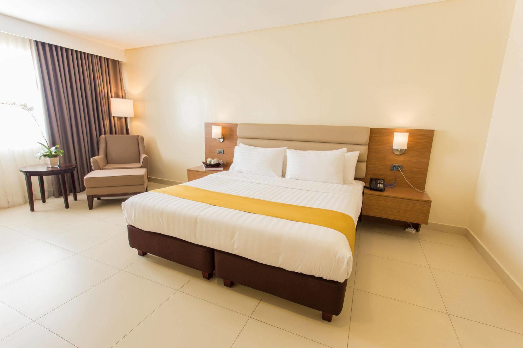 Royce Hotel & Casino Clark Field Bagian luar foto