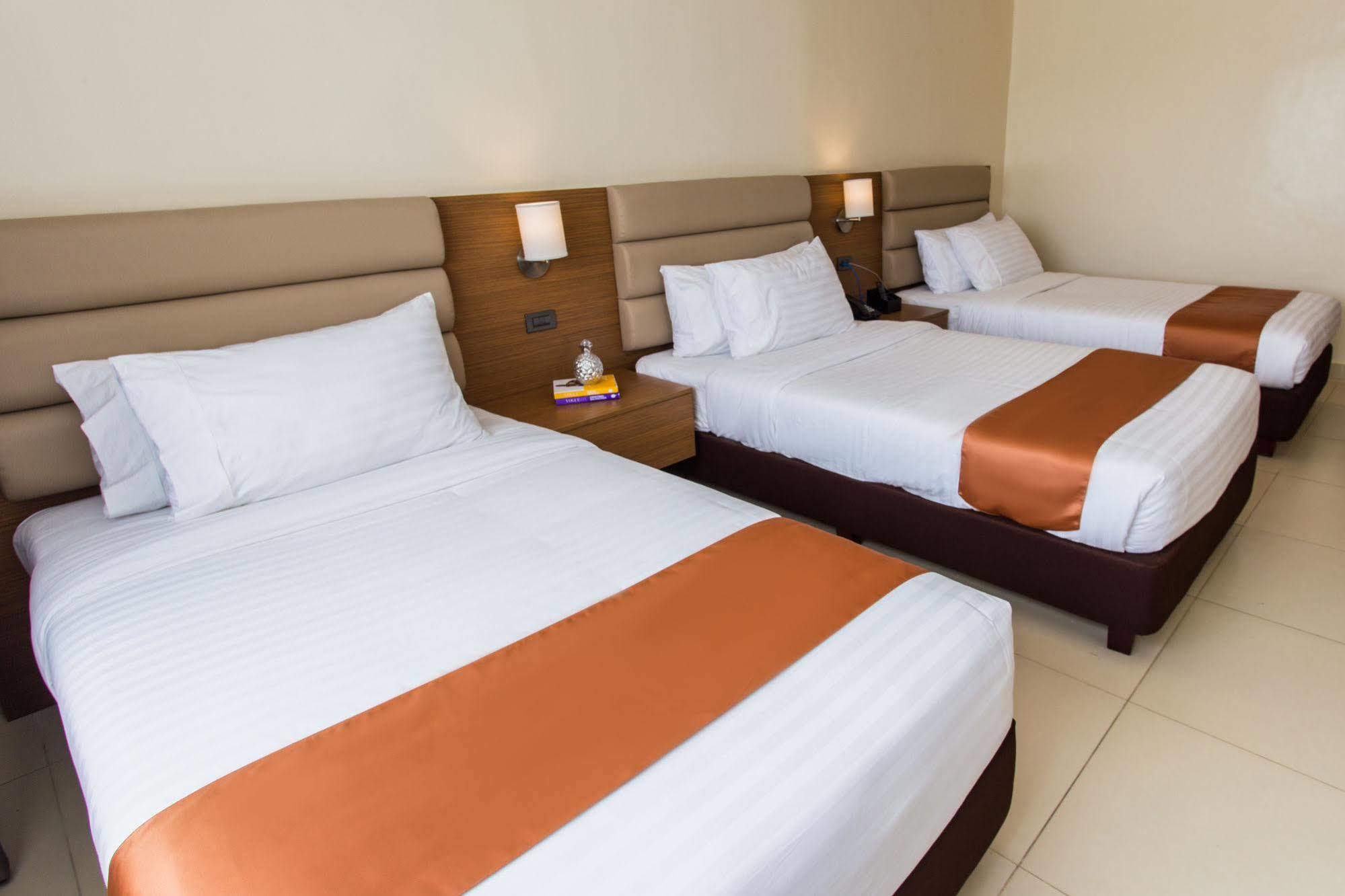 Royce Hotel & Casino Clark Field Bagian luar foto