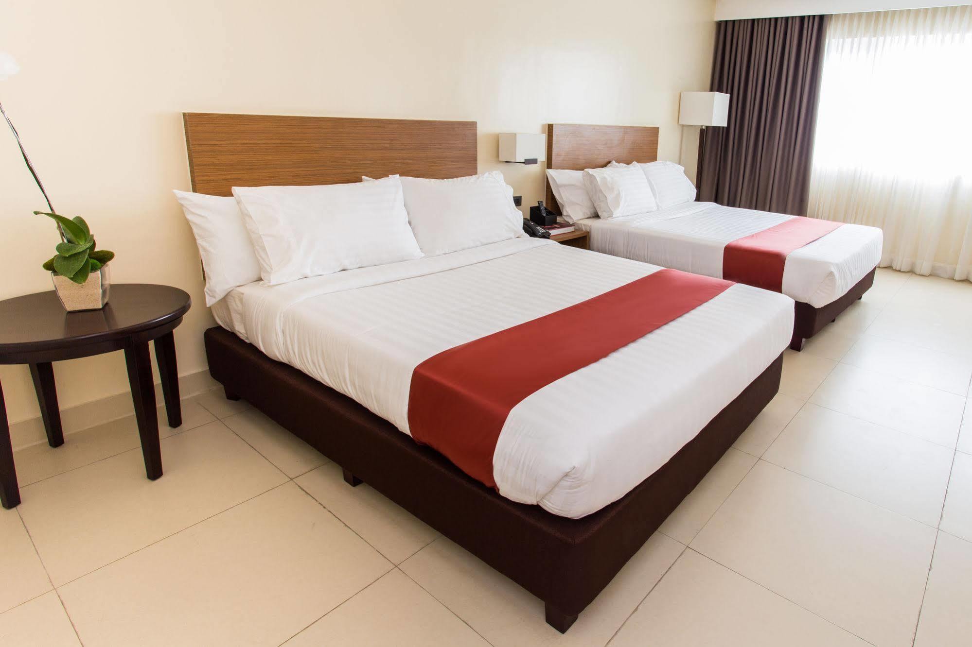 Royce Hotel & Casino Clark Field Bagian luar foto