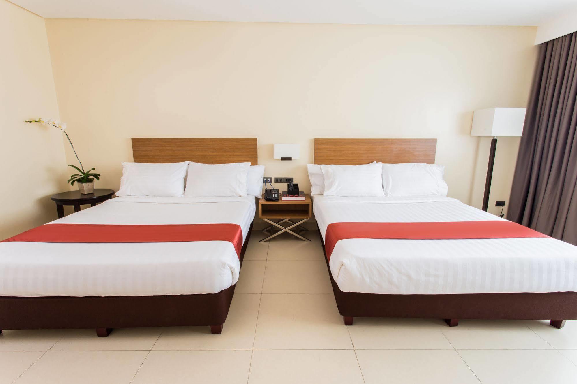 Royce Hotel & Casino Clark Field Bagian luar foto