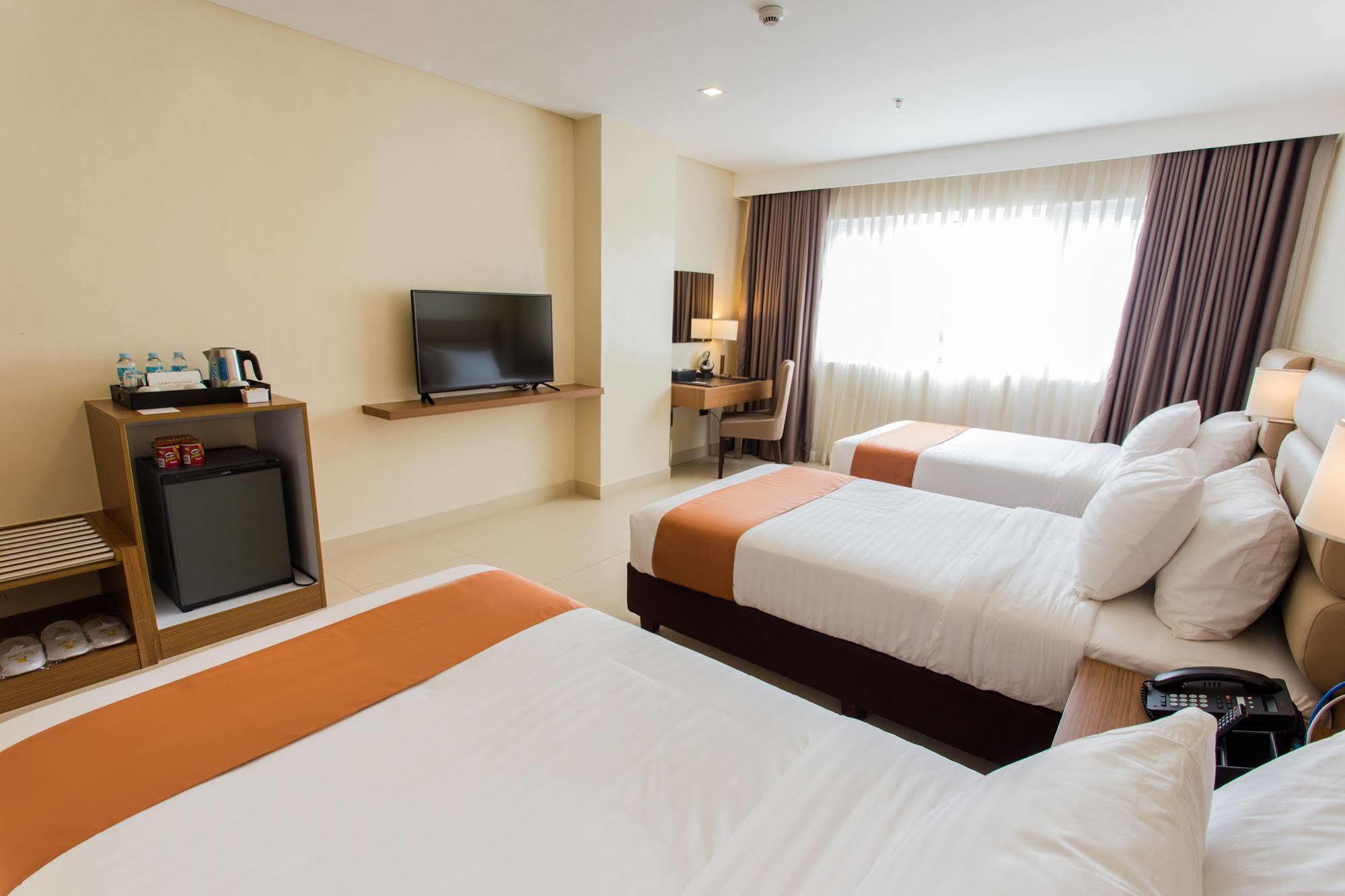 Royce Hotel & Casino Clark Field Bagian luar foto
