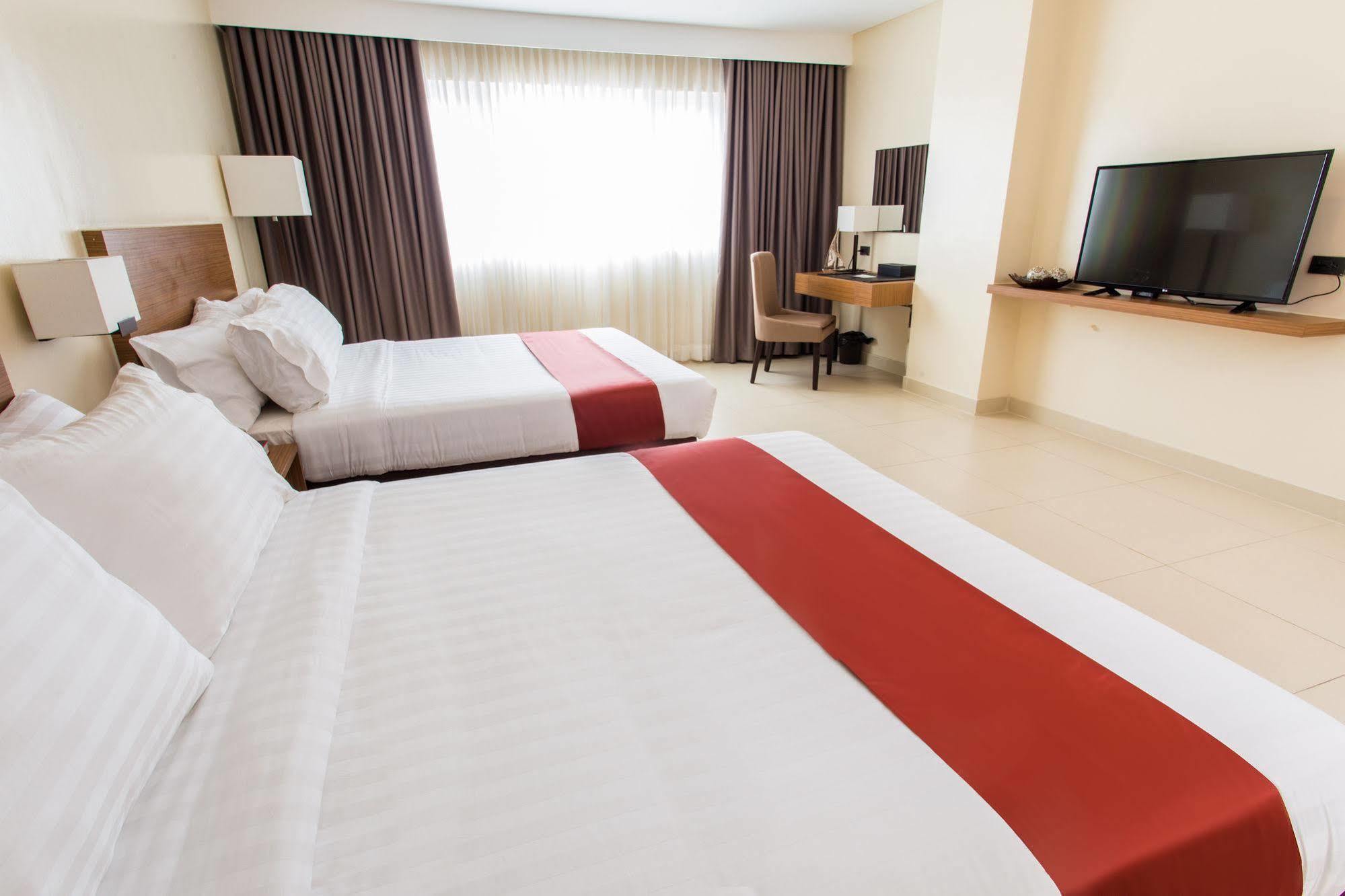 Royce Hotel & Casino Clark Field Bagian luar foto