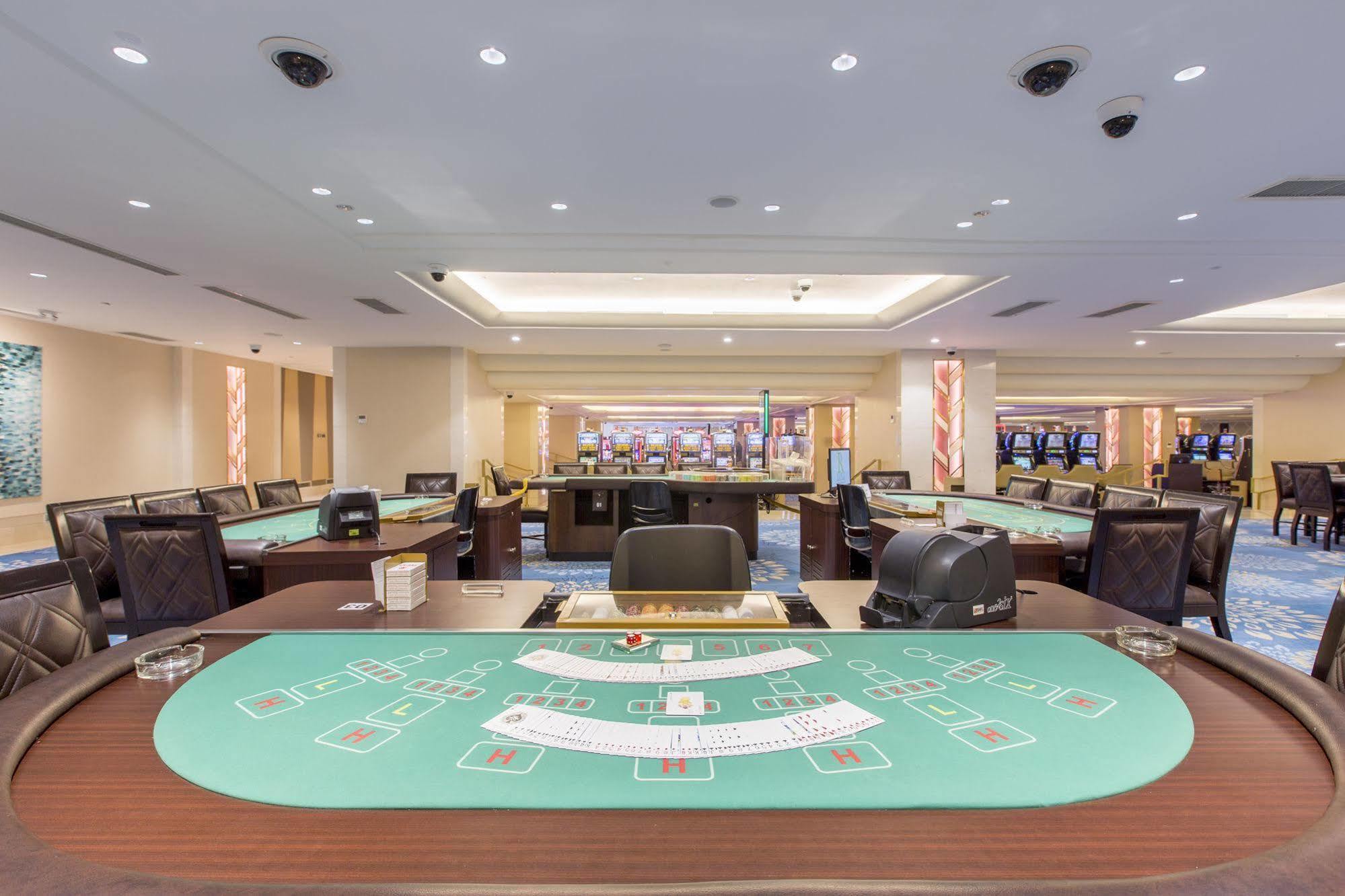 Royce Hotel & Casino Clark Field Bagian luar foto