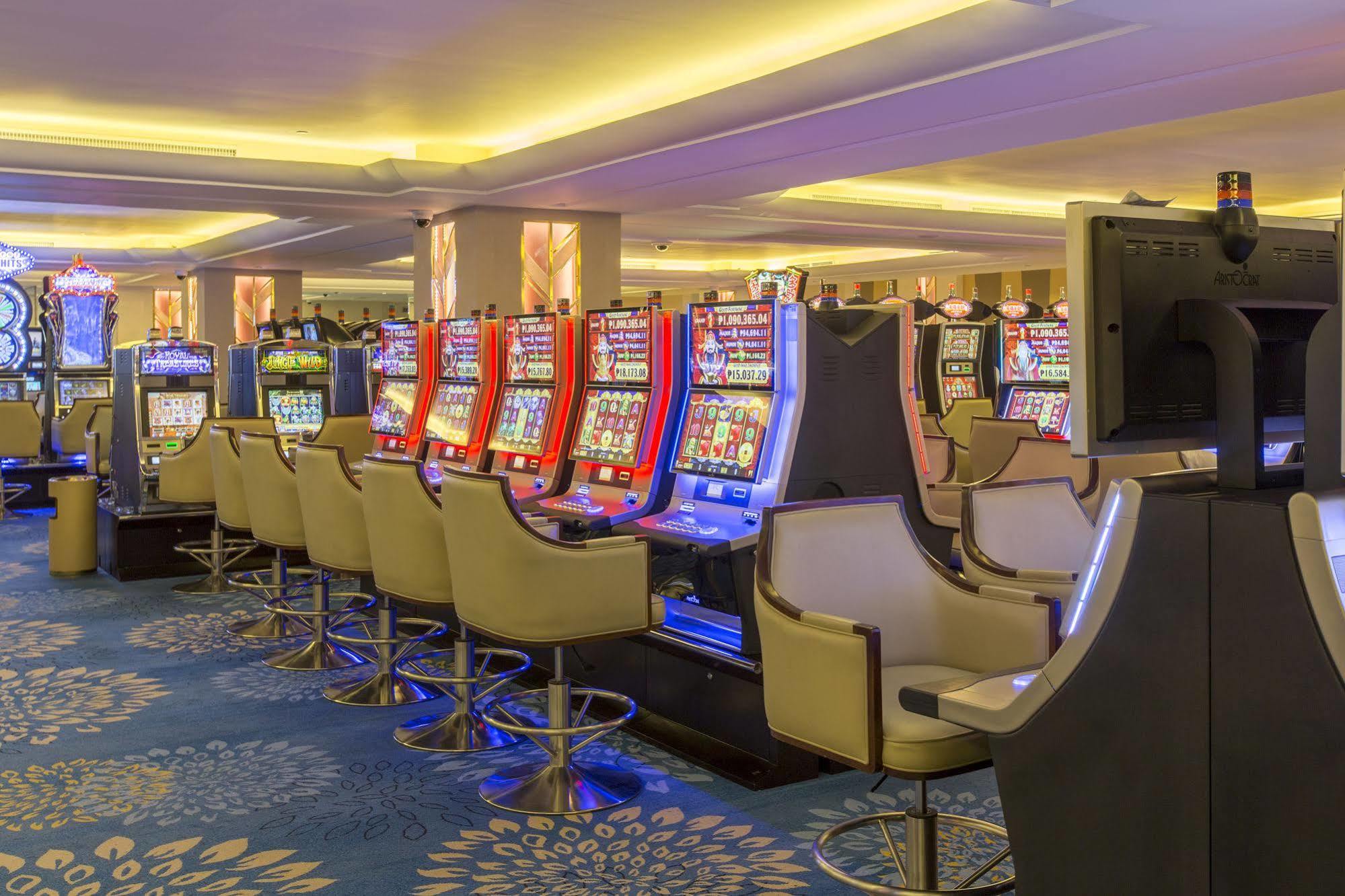 Royce Hotel & Casino Clark Field Bagian luar foto