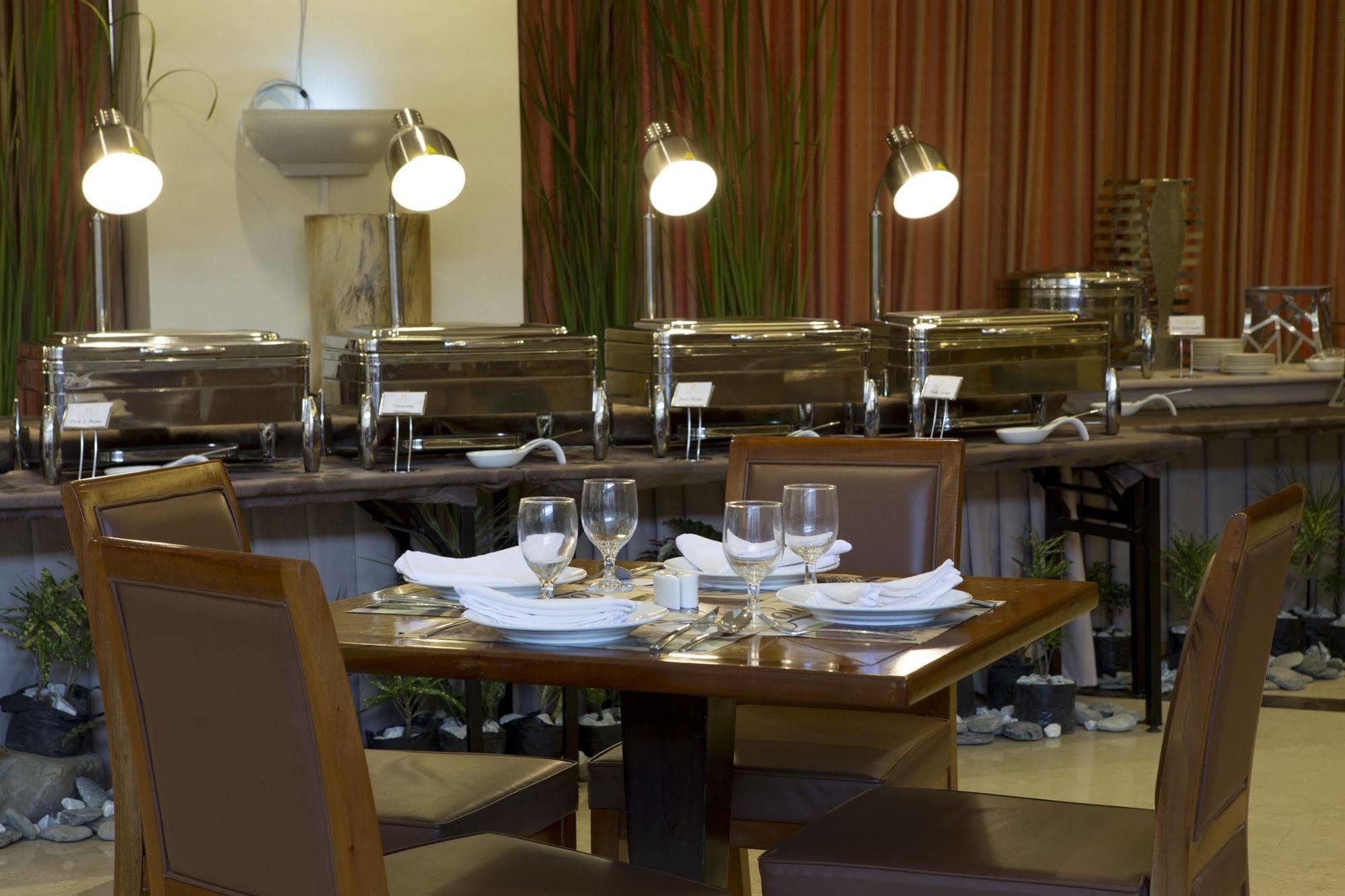 Royce Hotel & Casino Clark Field Bagian luar foto