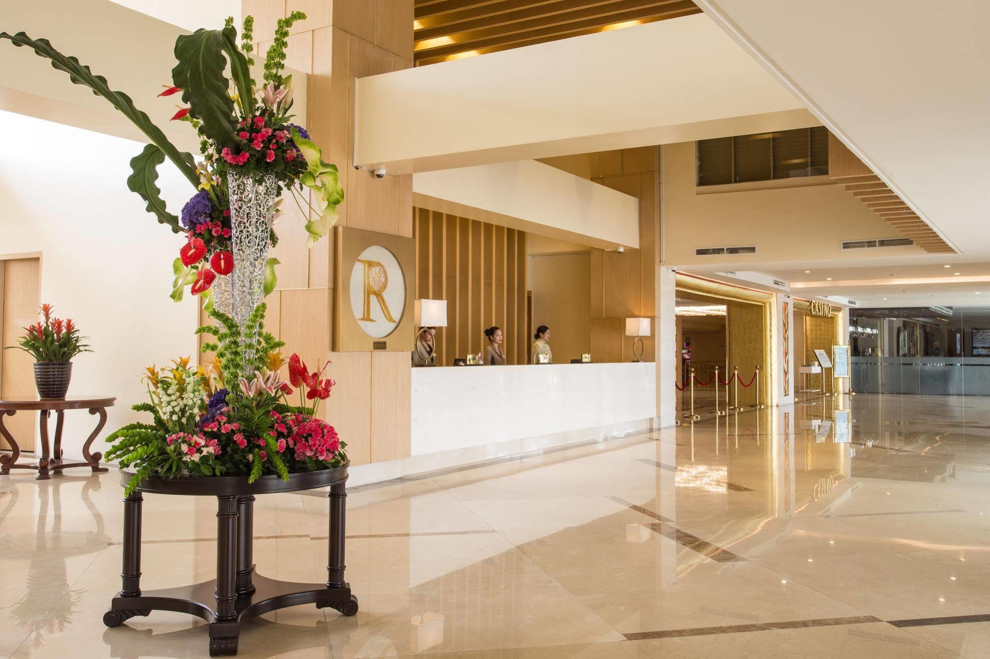 Royce Hotel & Casino Clark Field Bagian luar foto